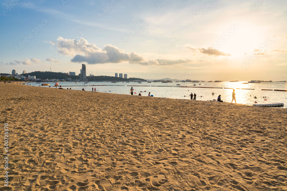 选择海滩上的沙子，美丽的热带海滩，周围的海洋海湾和archite