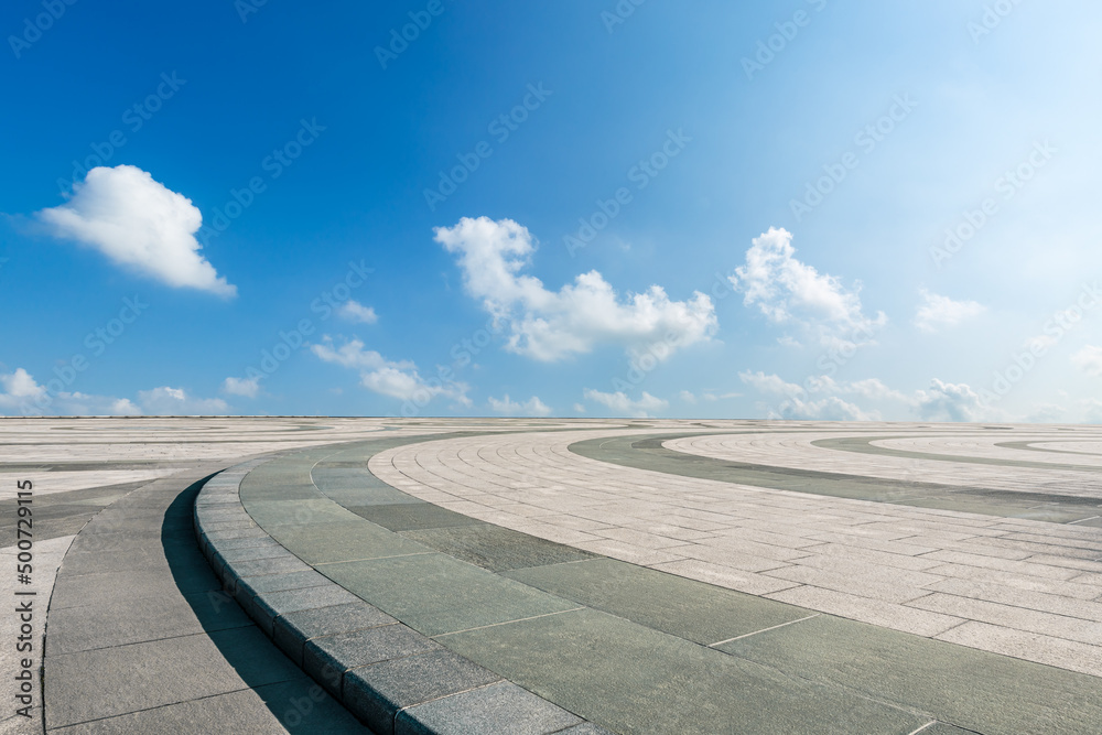 空旷的广场平台和天空云背景