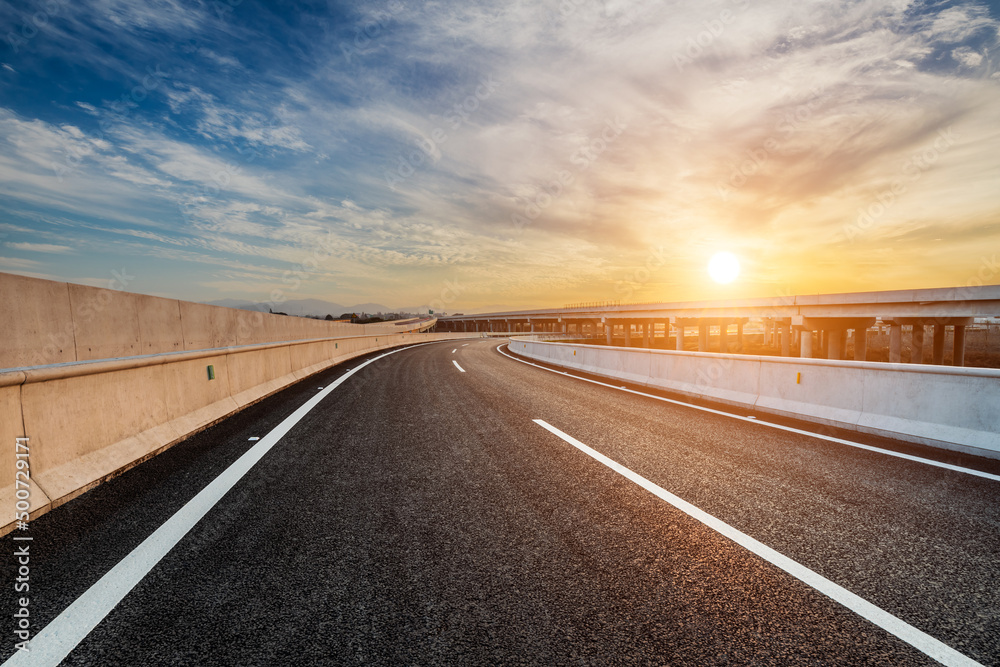 日落时的沥青公路和美丽的天空云景观。道路和天空云背景。