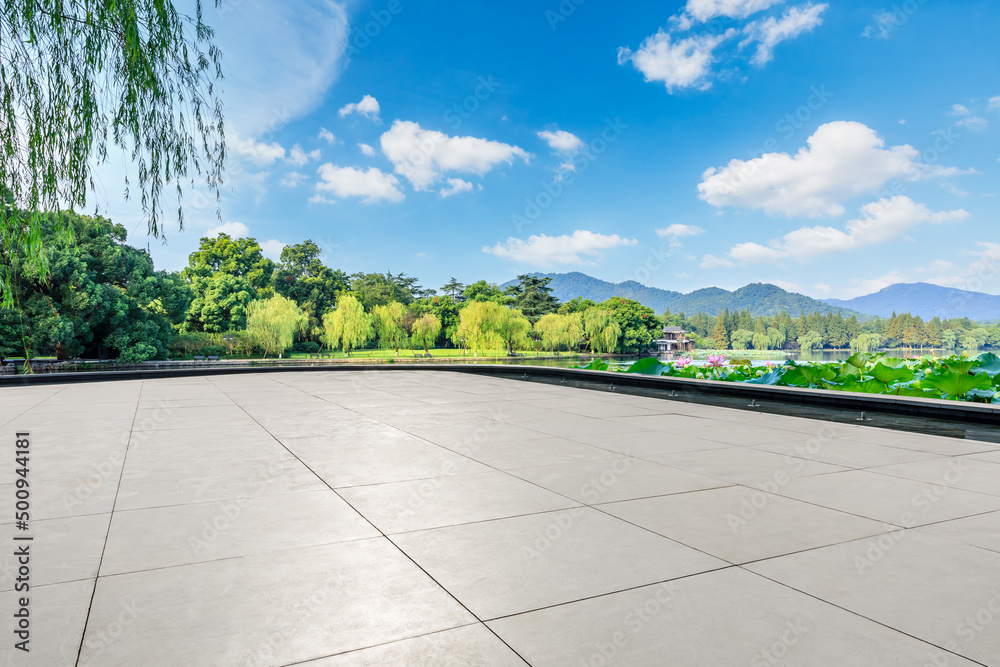 中国杭州空旷的广场平台和美丽的湖泊和森林，山岳自然景观