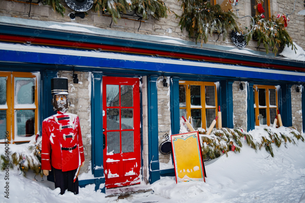 大雪后的城市，五颜六色的商店门