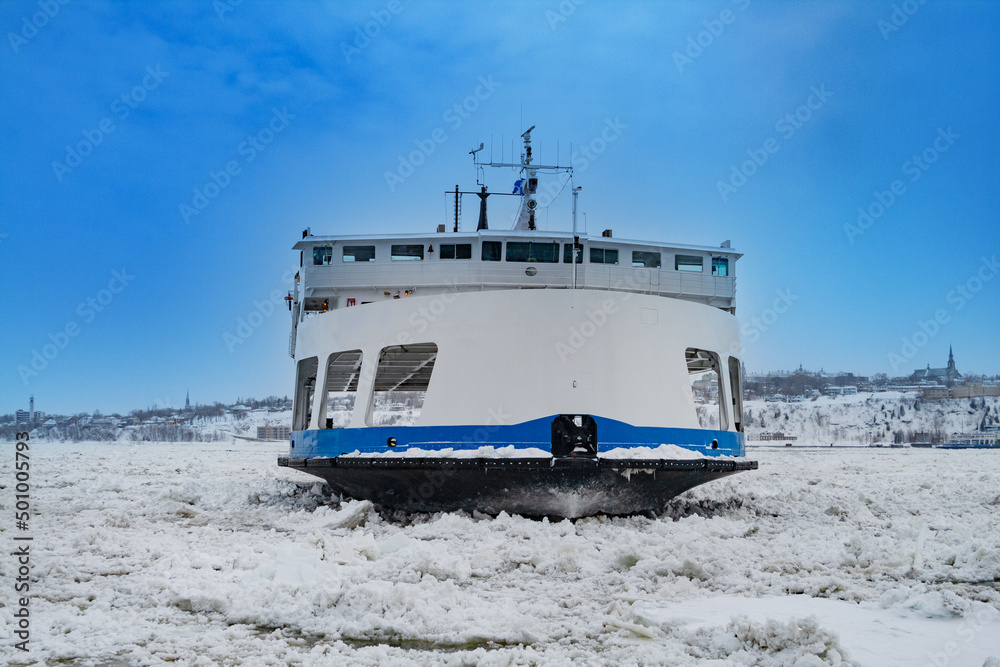 船舶渡轮在港口穿越冰雪