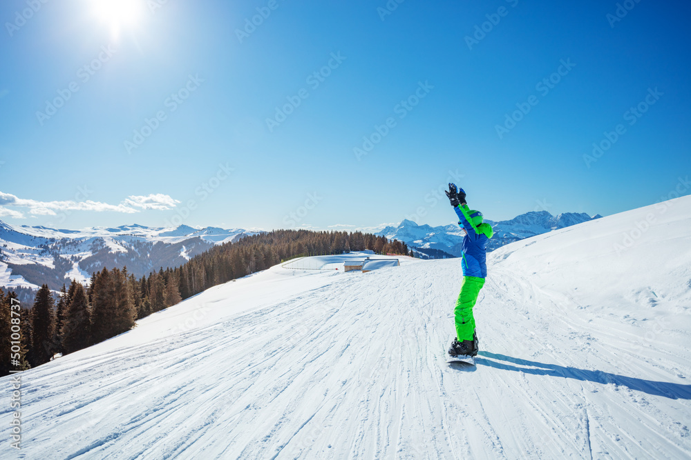 滑雪板男孩在赛道上举着滑雪板