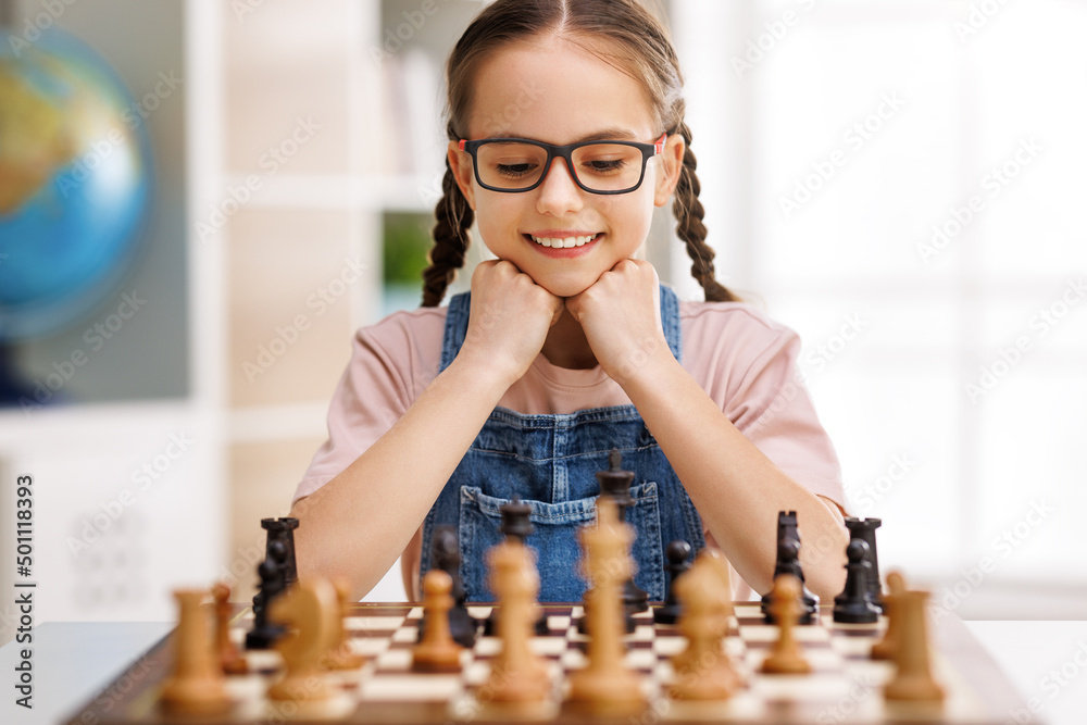 快乐女孩在学校下棋