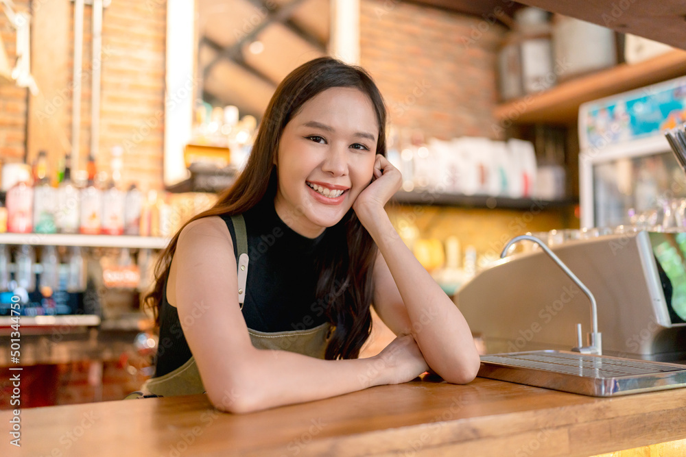 幸福快乐穿着制服的亚洲女女性小企业咖啡店亚洲女老板在工作