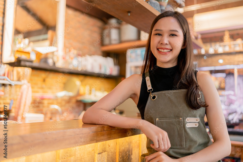 幸福快乐穿着制服的亚洲女女性小企业咖啡店亚洲女老板工作