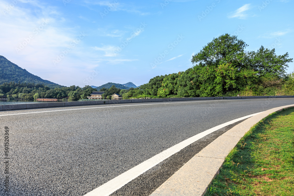 中国杭州的沥青公路和森林与山地自然景观。