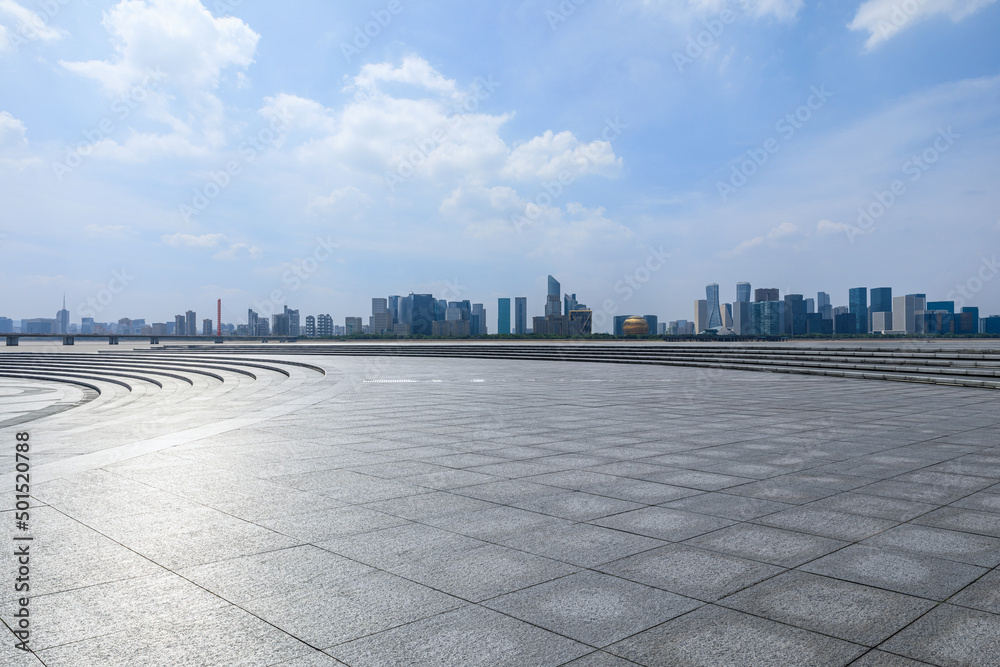 中国杭州，空荡荡的广场层和城市天际线，现代商业建筑。