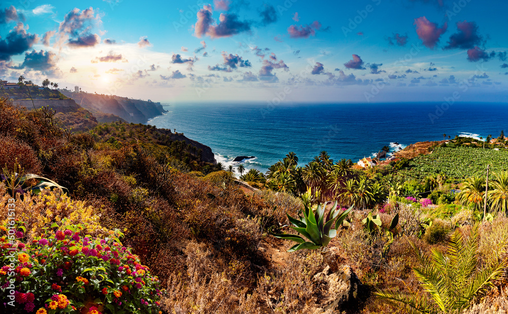 Hermosa playa y el mar en España.Palmera y el paisaje. Paisaje escénico al atardecer. Montañas y aca