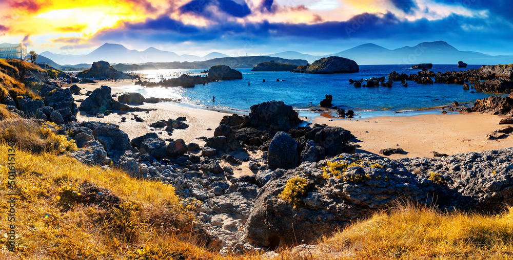 Playa de Noja en Cantabria,España. Costas y pueblos costeros del norte de España.