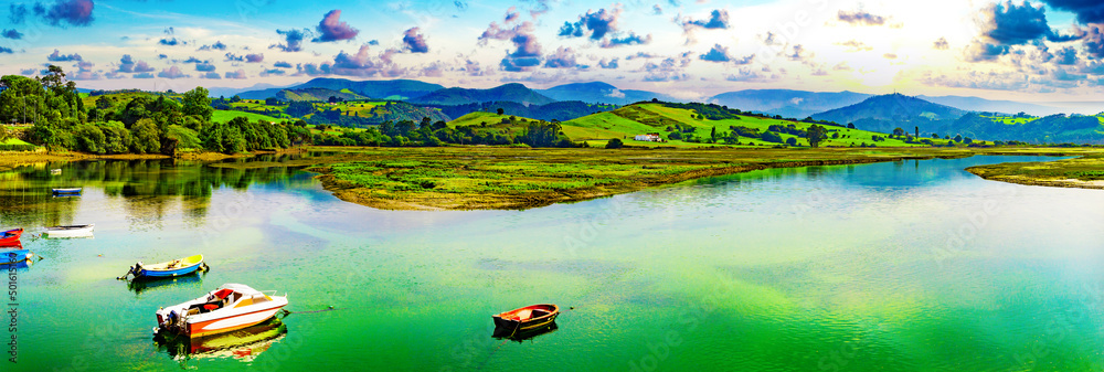 San Vicente de la barquera pueblo en Cantabria,España. Paisaje panorámico de montaña y mar en el nor