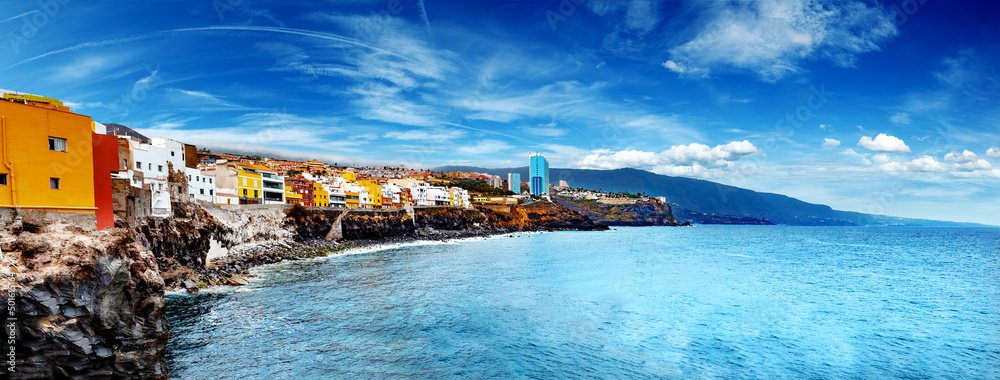 Paisaje de la playa de Tenerife en España. Pueblo del Puerto de la cruz. Naturaleza paisaje marino e