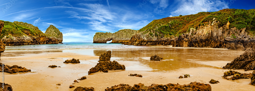 Paisaje vívido de playa y costa con montañas y vegetación. Impresionante paisaje de costa, playa y a