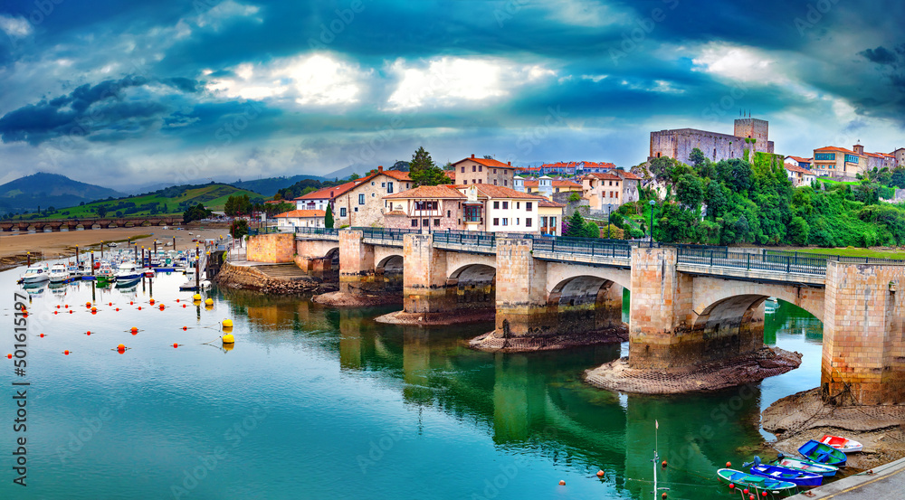 San Vicente de la barquera pueblo en Cantabria,España. Paisaje panorámico de montaña y mar en el nor