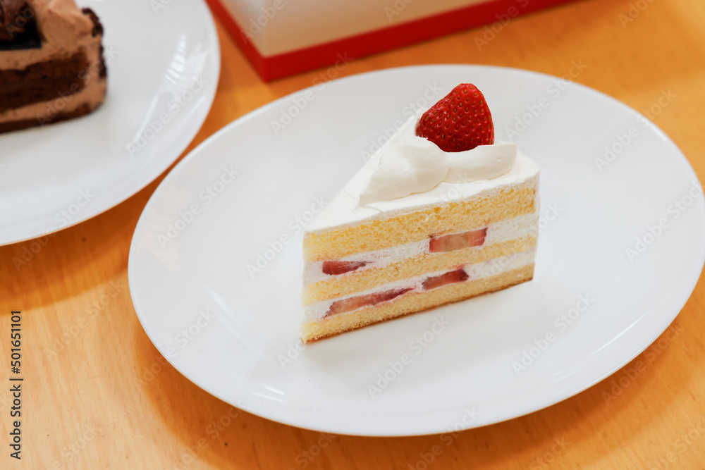 美味しそうなショートケーキとチョコレートケーキ