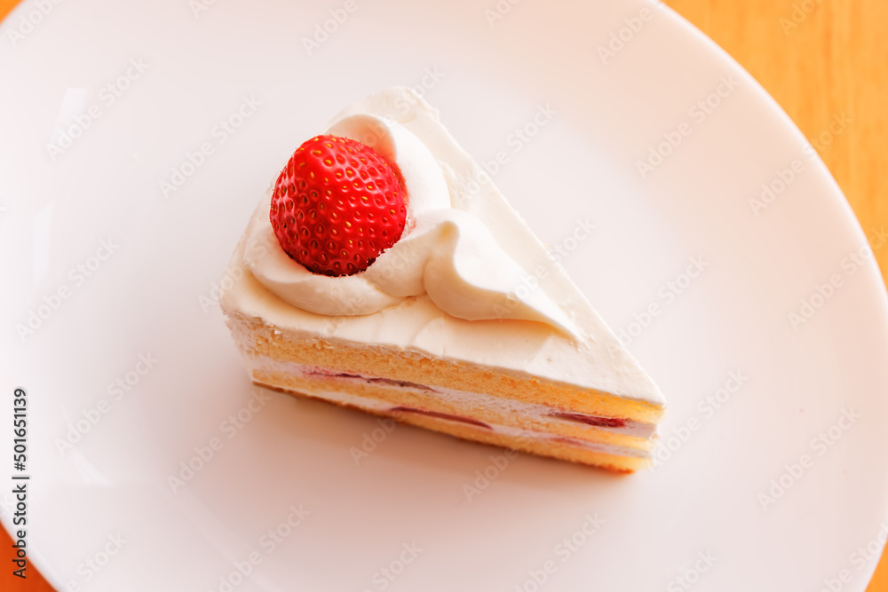 瑞々しいイチゴがのった美味しそうなショートケーキ