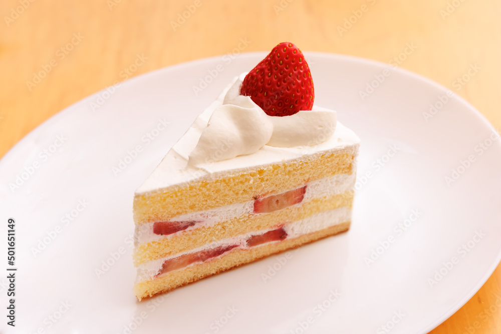 瑞々しいイチゴがのった美味しそうなショートケーキ