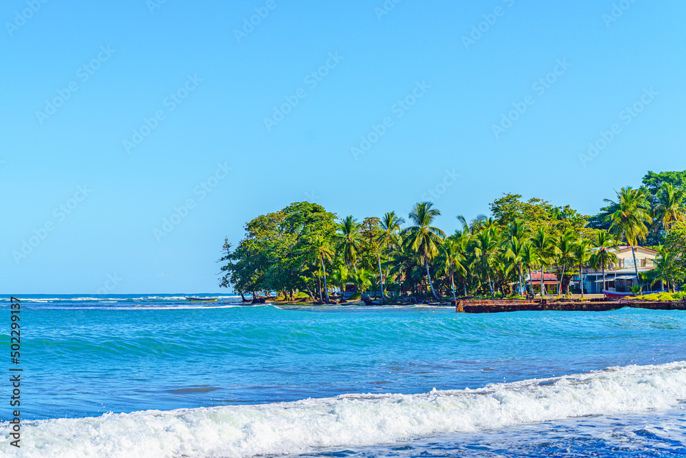 Playa Cocles，热带海滩，植被美丽加勒比海海滩，波多黎各Viejo，哥斯达黎加eas