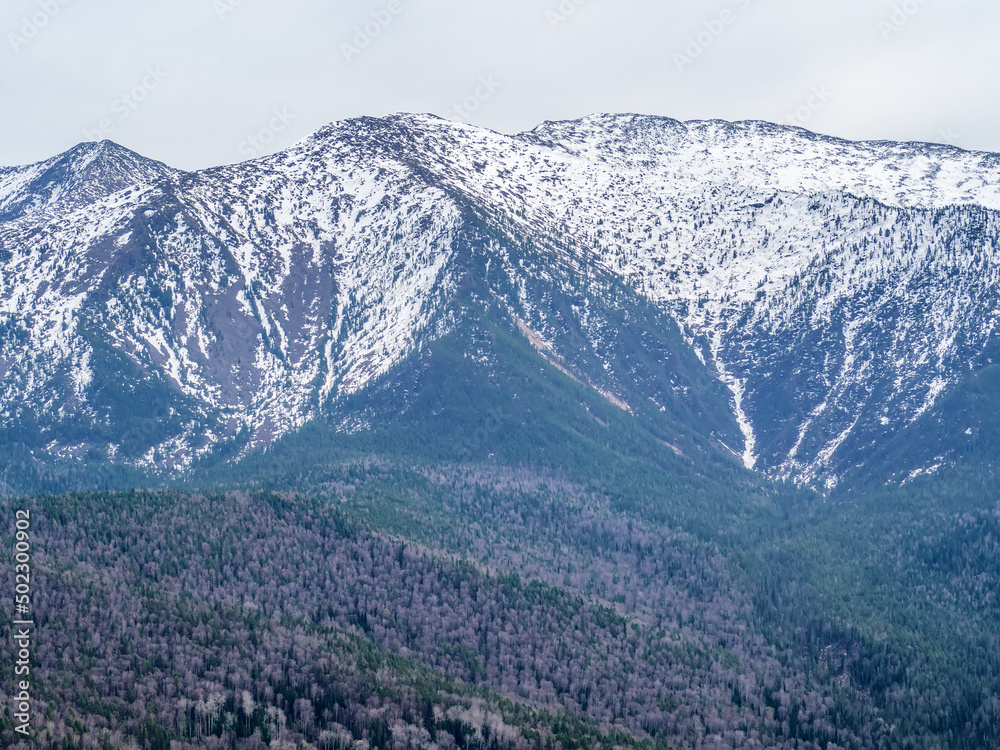 白雪覆盖的山峰景色。