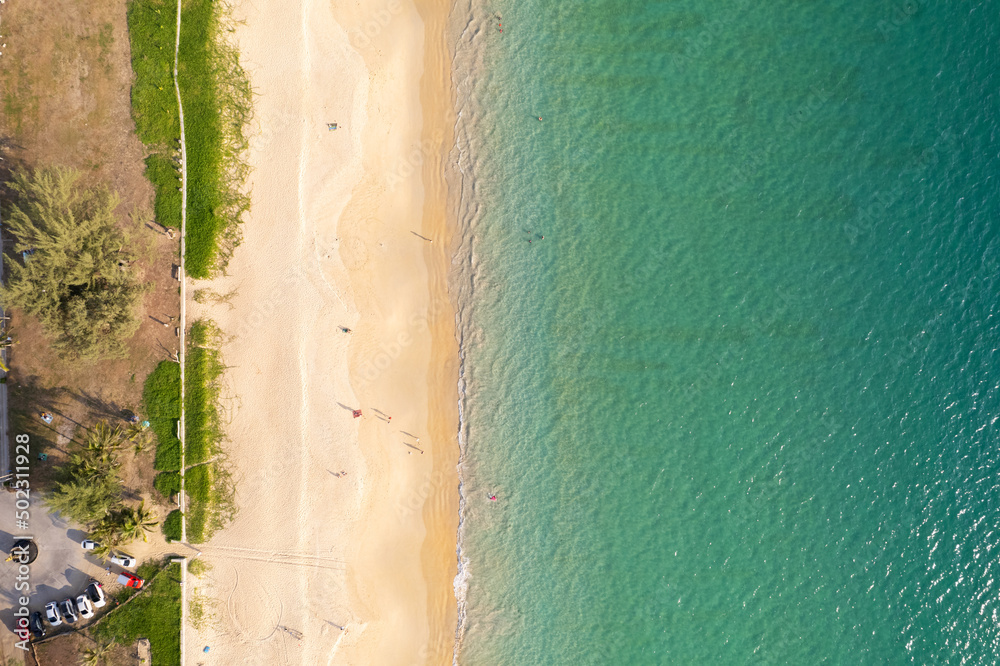 普吉岛泰国鸟瞰沙滩和海浪美丽的热带海洋在早晨的夏季海景