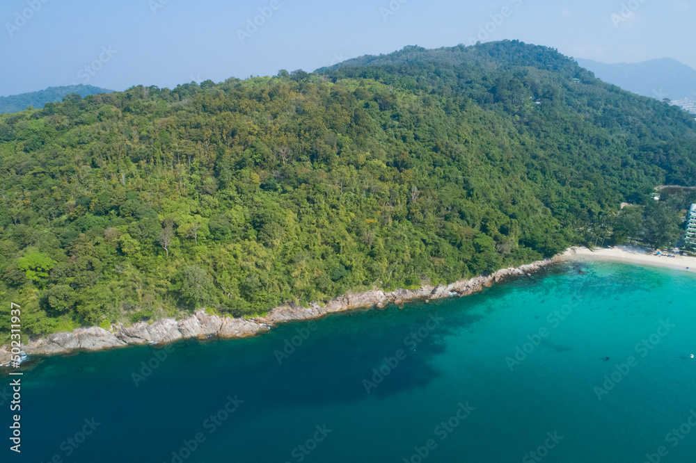 美丽的普吉岛热带海滩海的壮丽海景。美丽