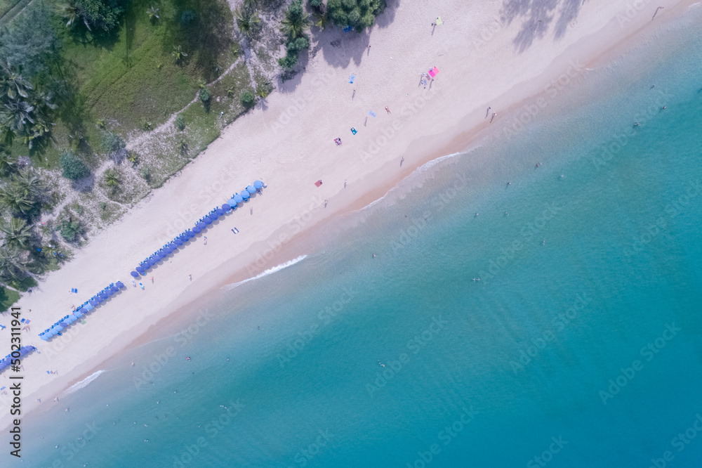 泰国普吉岛鸟瞰沙滩和海浪美丽的热带海洋在清晨的夏季海景