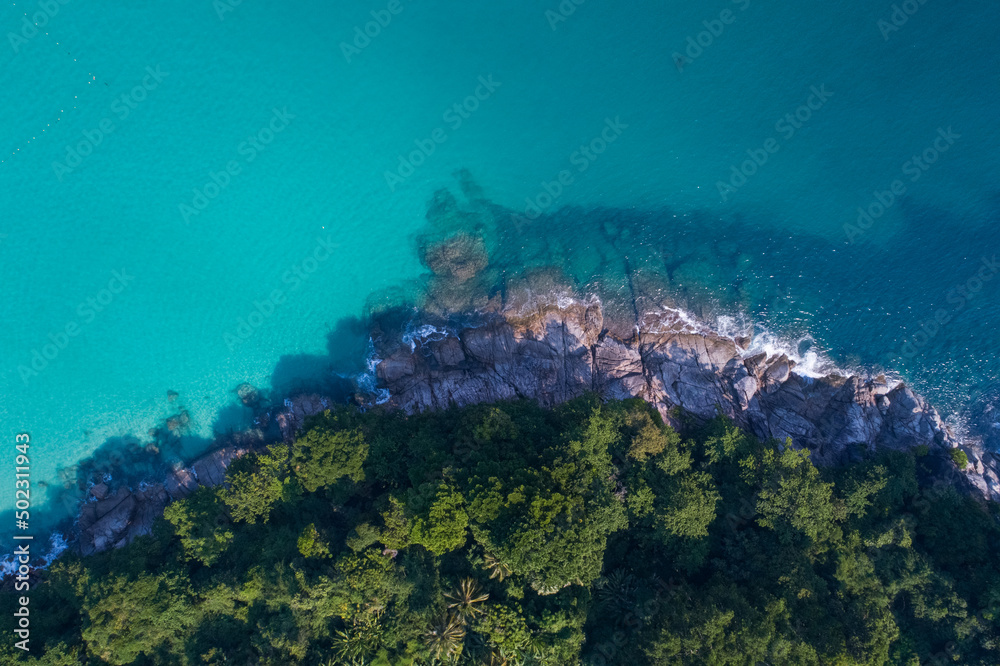 美丽的普吉岛热带海滩海的壮丽海景。美丽