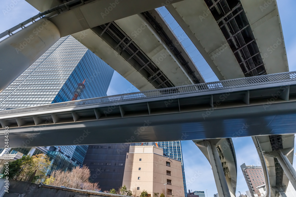 東京の川を航行する船から見る風景