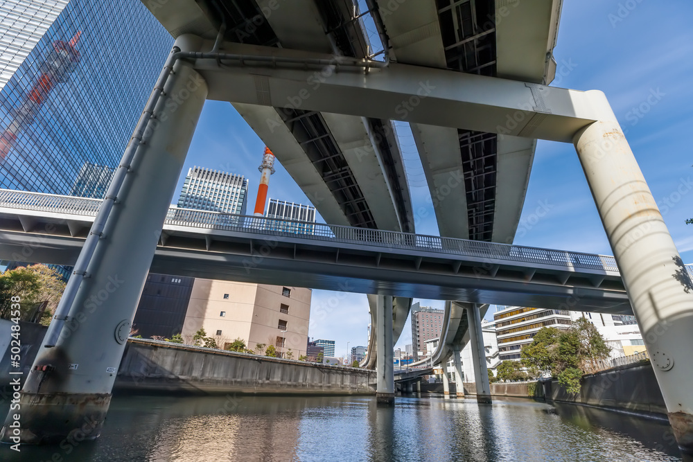 東京の川を航行する船から見る風景