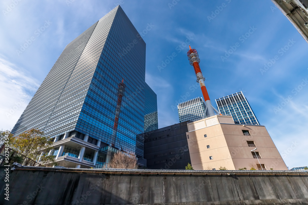 東京の川を航行する船から見る風景