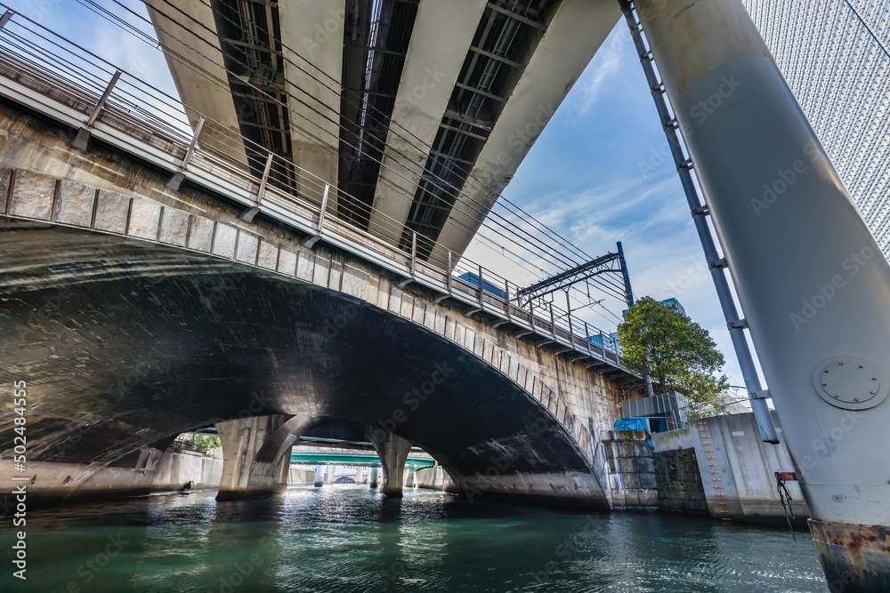 東京の川を航行する船から見る風景