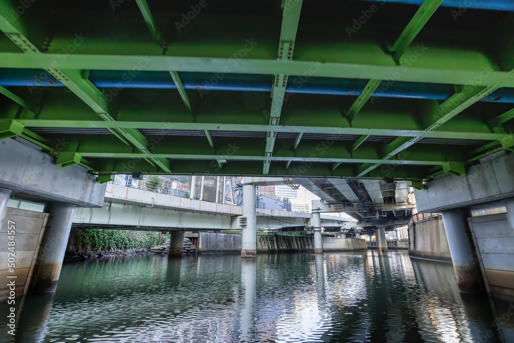 東京の川を航行する船から見る風景