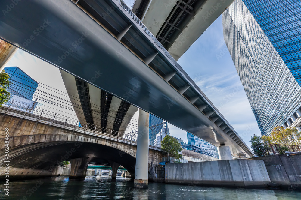 東京の川を航行する船から見る風景