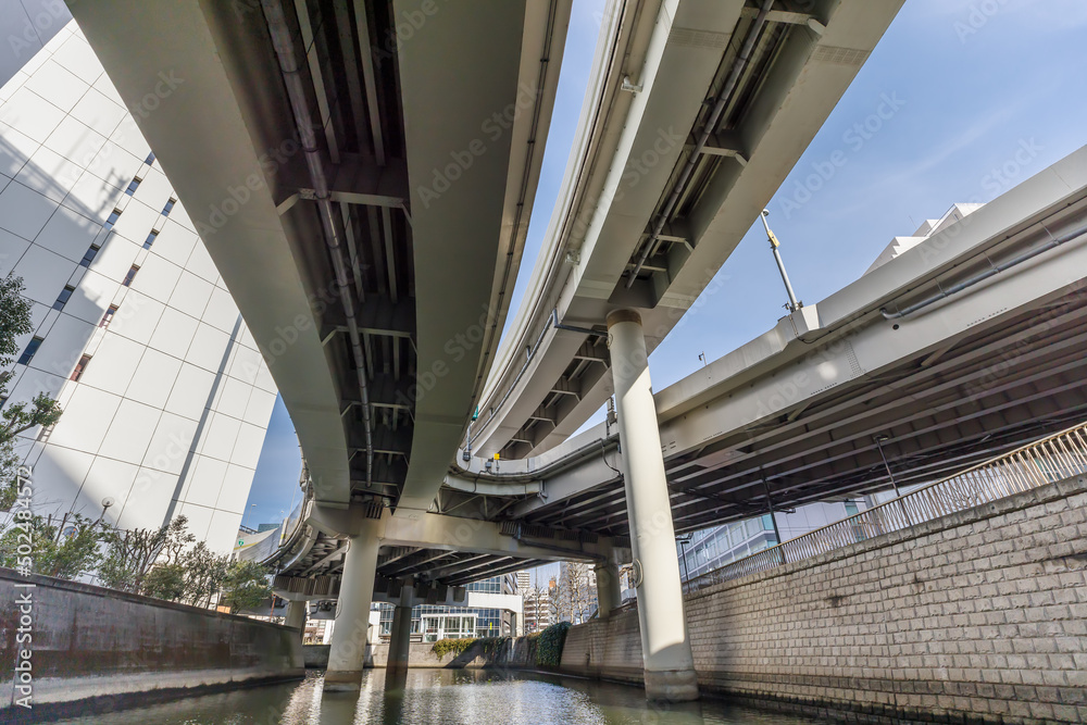 東京の川を航行する船から見る風景