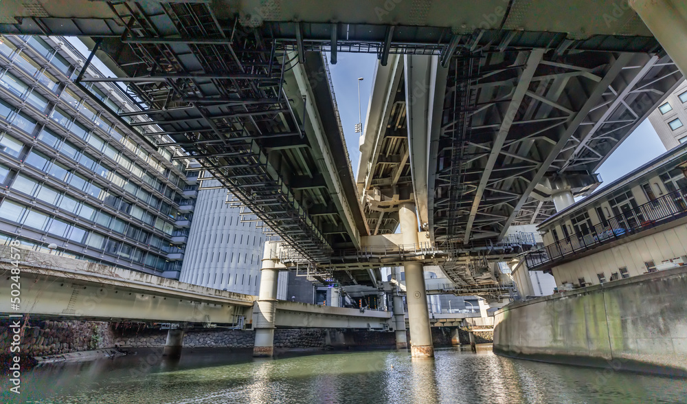 東京の川を航行する船から見る風景