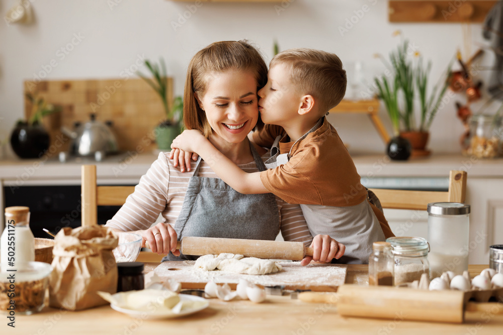 积极关爱家庭的母子一起做饭