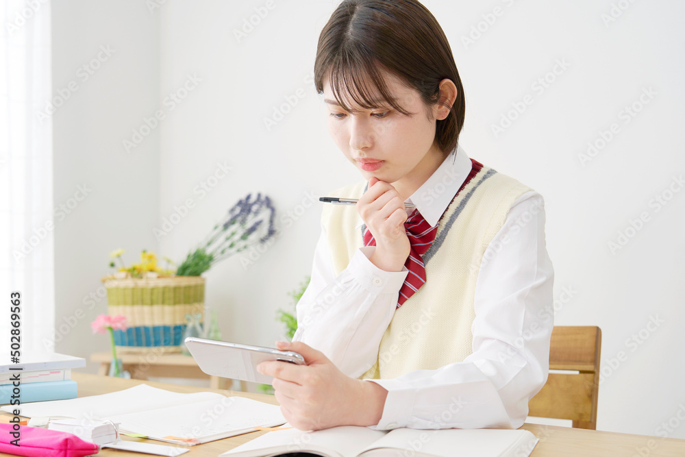 女性　勉強　女子高生　スマホ　リビング