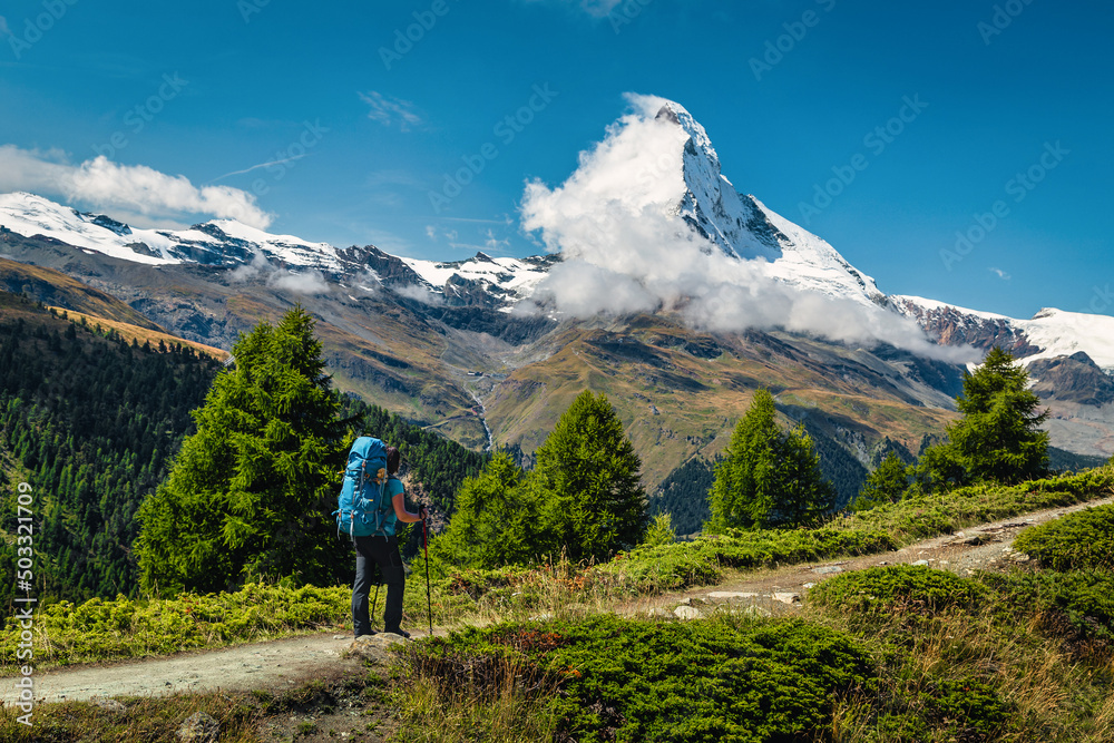 瑞士登山路上背着背包的徒步旅行者