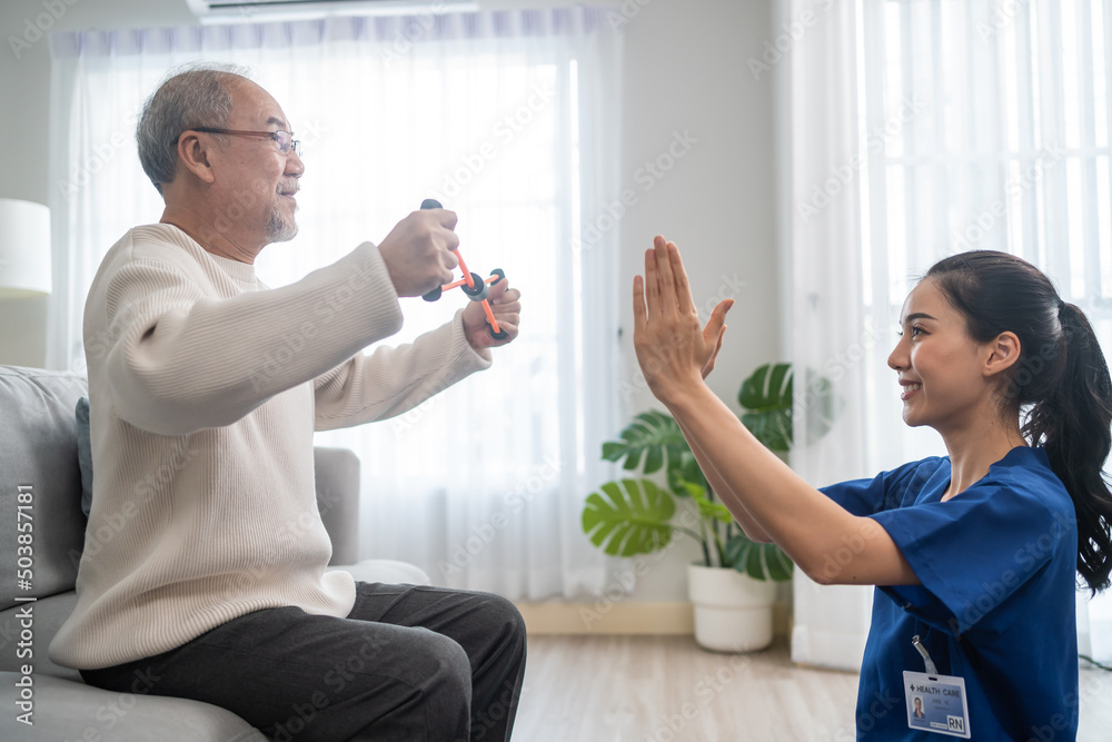 亚洲老年男子在护士的支持下做物理治疗师。