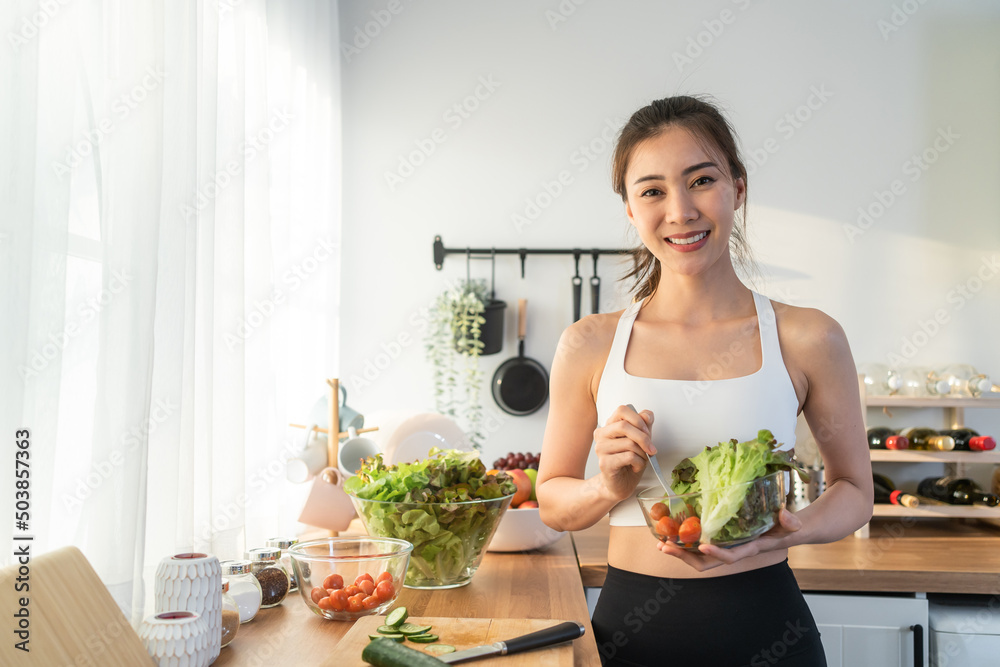 亚洲美女拿着沙拉碗看着镜头的肖像