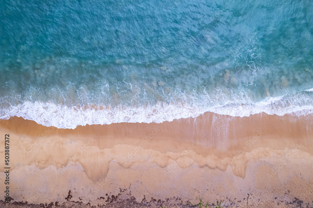 鸟瞰沙滩和海浪Aeria拍摄的夏季早晨美丽的热带海洋