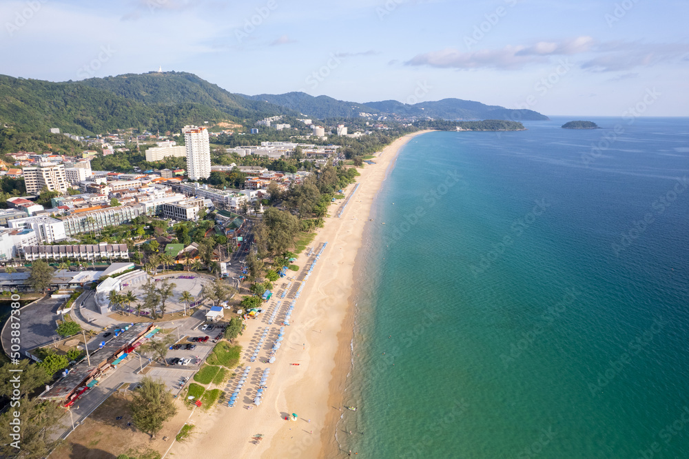 热带海域的无人机拍摄普吉岛卡隆海滩美丽的海浪拍打着沙滩