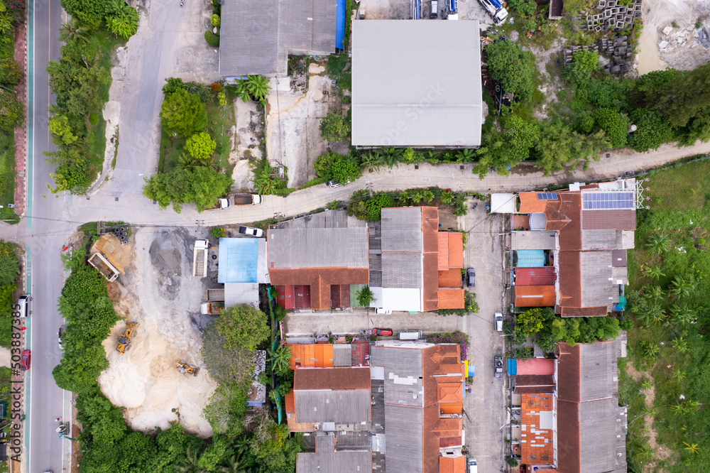 开发房地产。秋季住宅和车道附近的鸟瞰图