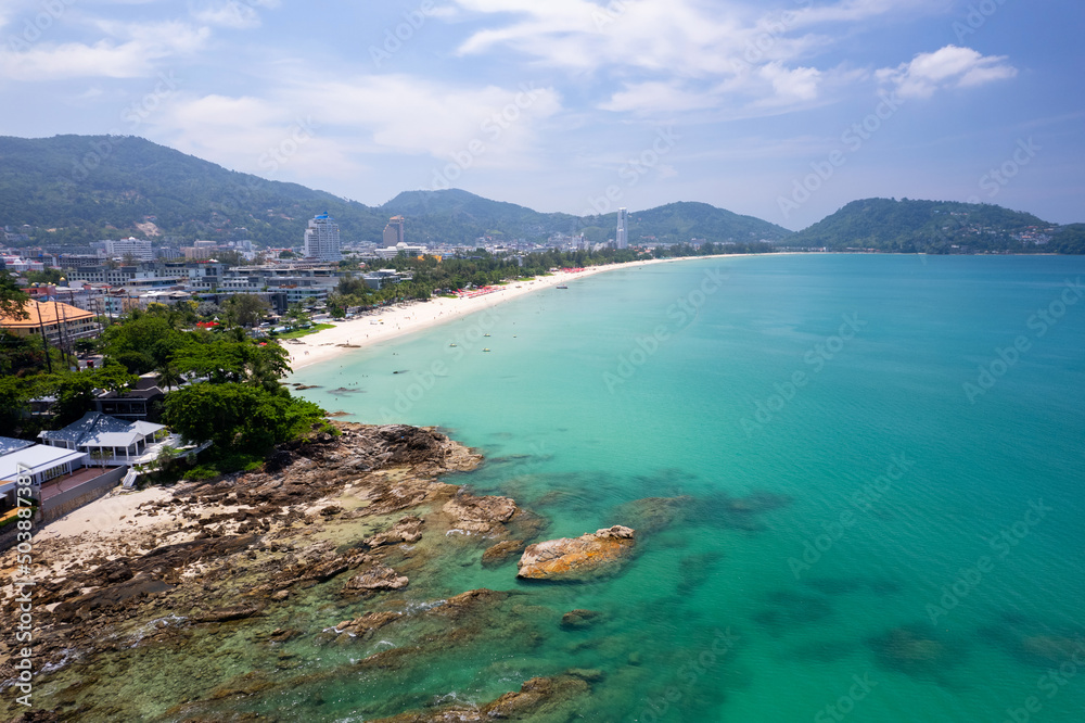 普吉岛泰国芭东湾。无人机拍摄的全景自然景观。芭东鸟瞰图