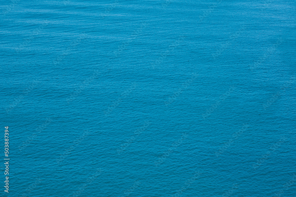 海面鸟瞰图，蓝色海浪和水面纹理的鸟瞰图蓝色海水背景