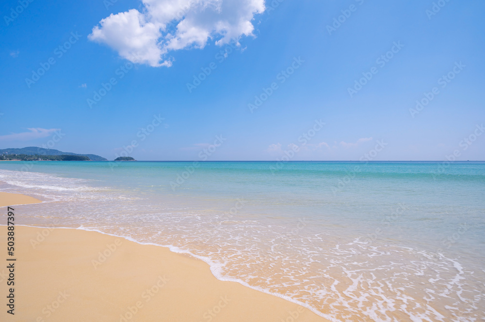 夏季海洋热带沙滩，蓝色海洋和蓝天背景图像为自然背景