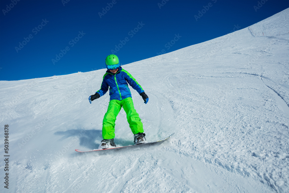 男孩滑雪板快速下山动作照