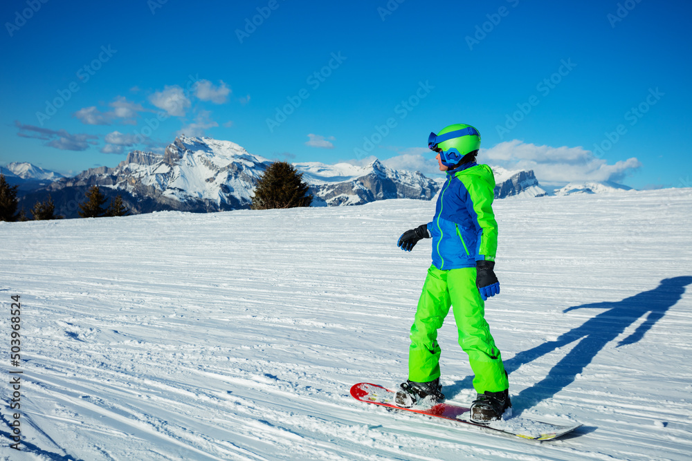 滑雪板男孩从山顶滑雪板上下坡