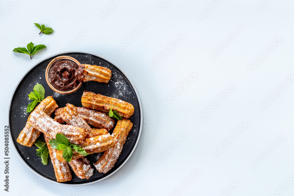 巧克力酱Churros油炸糕点。街头美食甜点