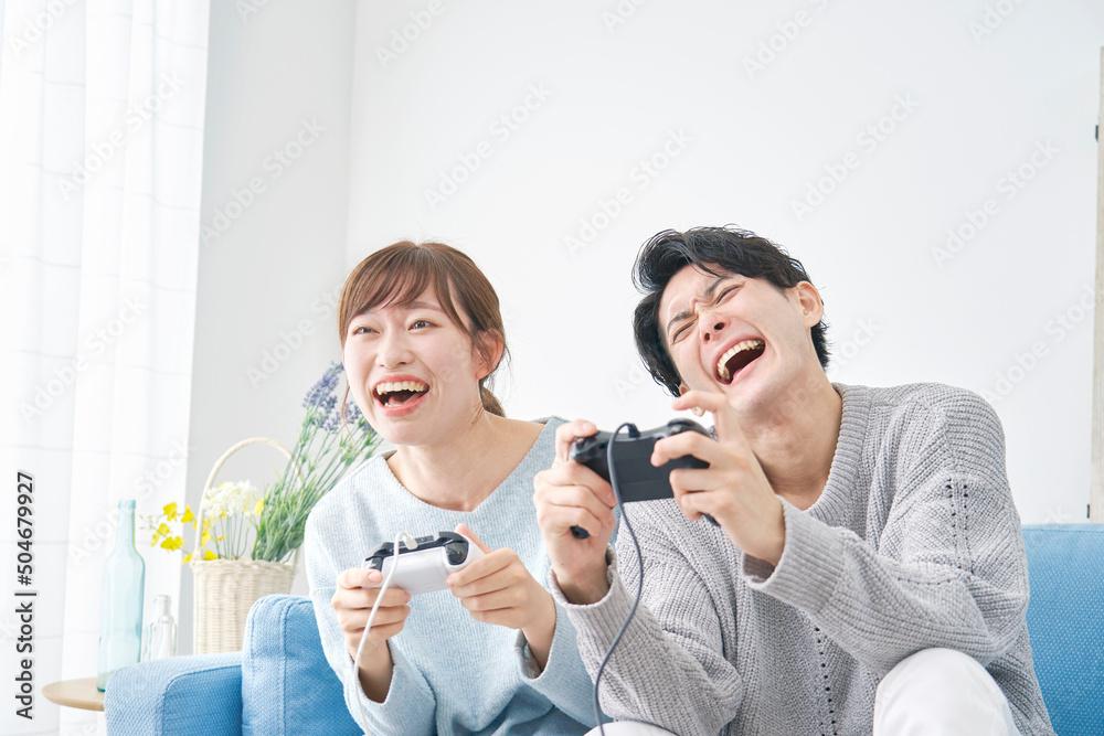 カップル　テレビゲームで遊ぶ　リビング